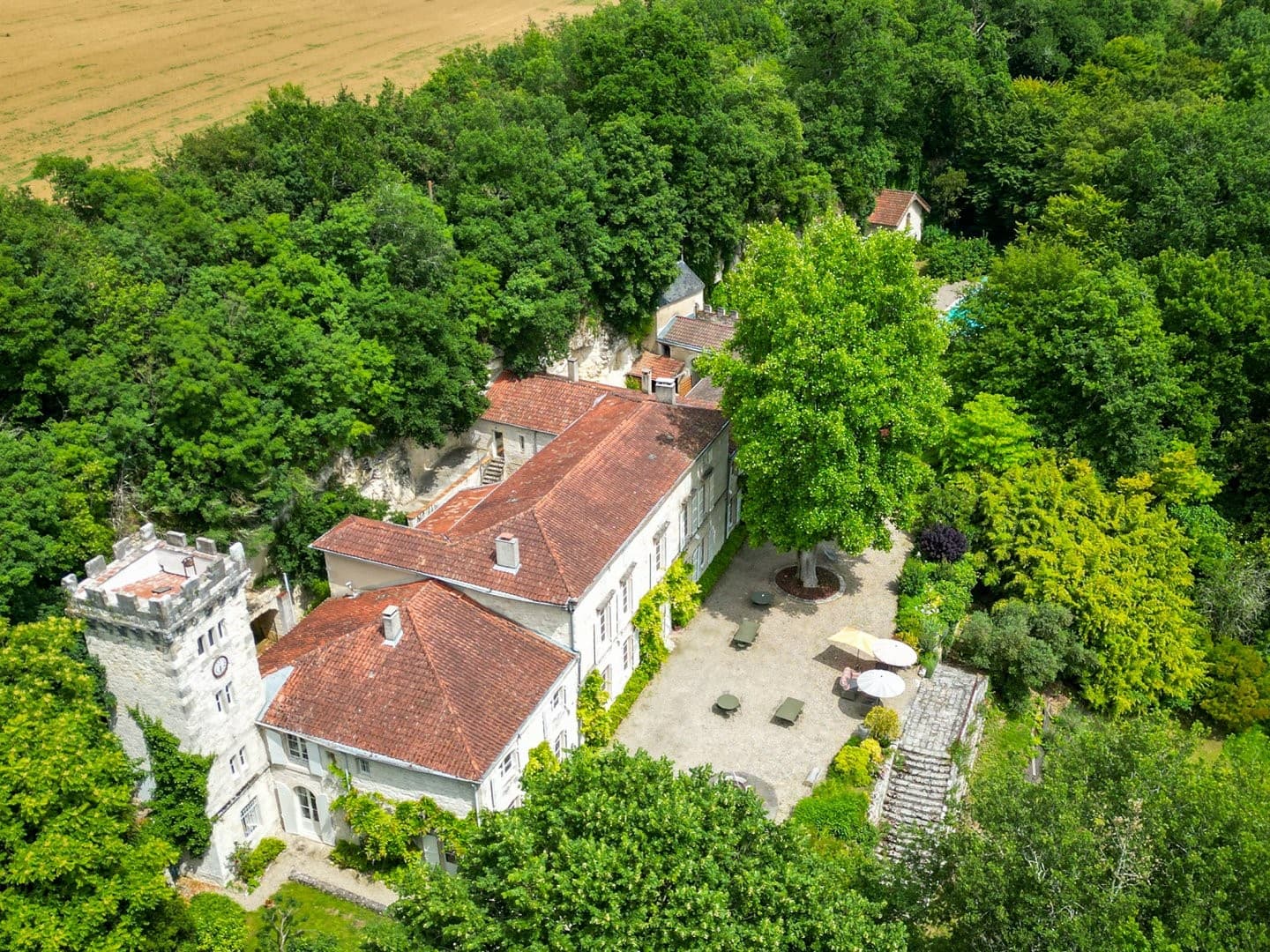 Historic Château With Idyllic Gardens And Modern Comfort 5