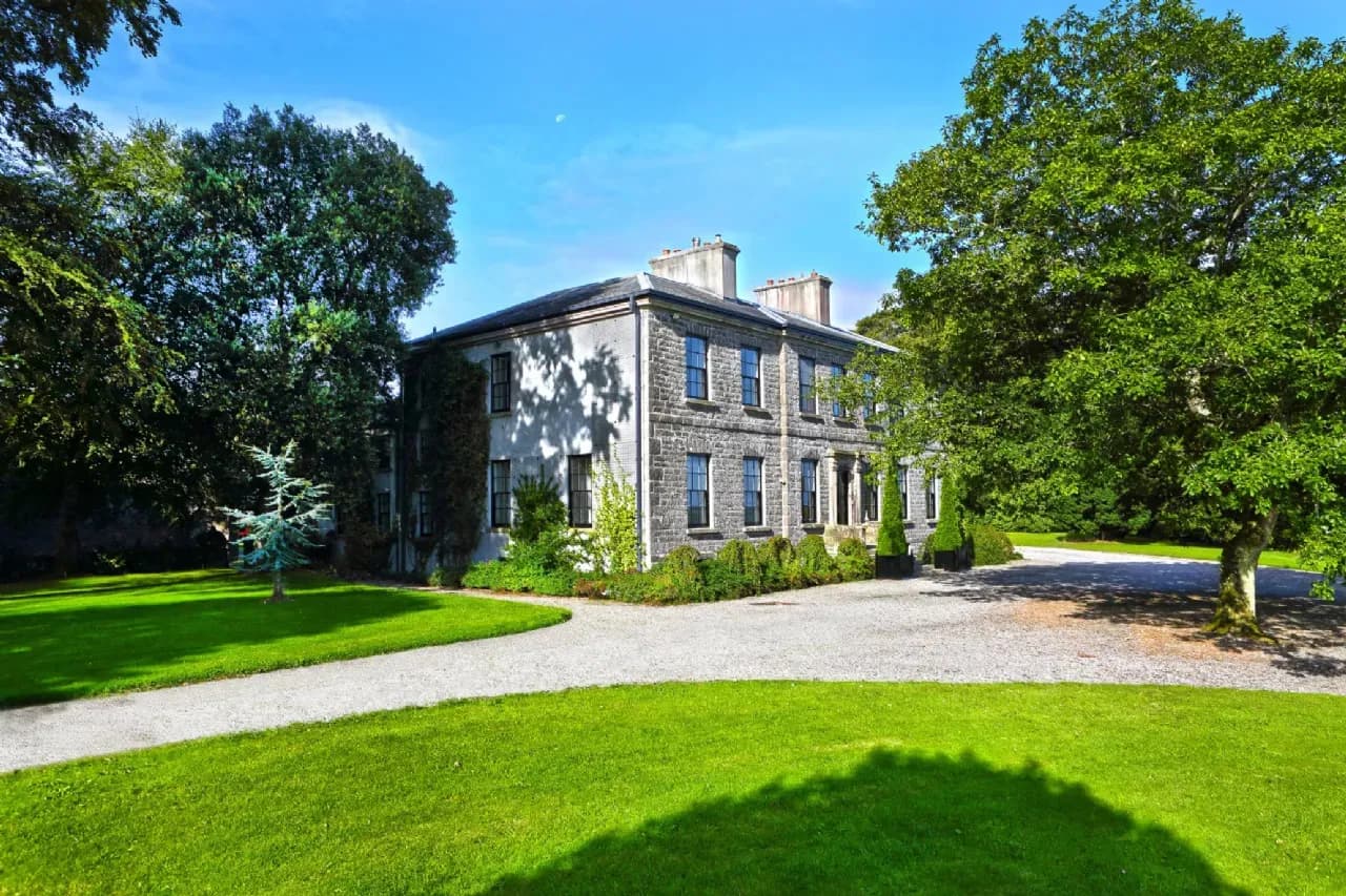 Stunning Georgian Manor on Expansive Lakeside Estate