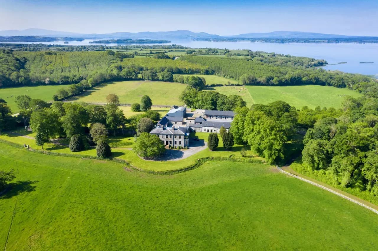 Stunning Georgian Manor on Expansive Lakeside Estate 2