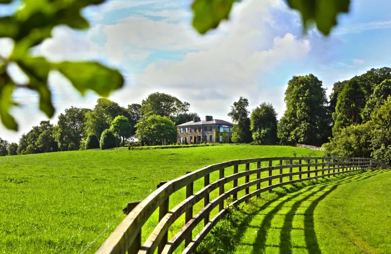 Stunning Georgian Manor on Expansive Lakeside Estate 5