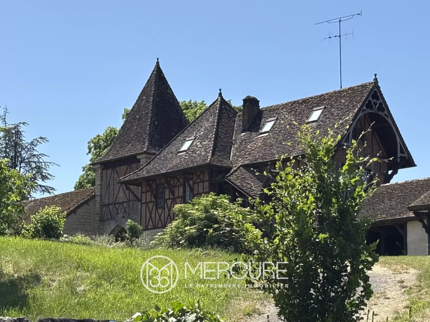 Château with Event Space and Swimming Pool in Franche-Comté