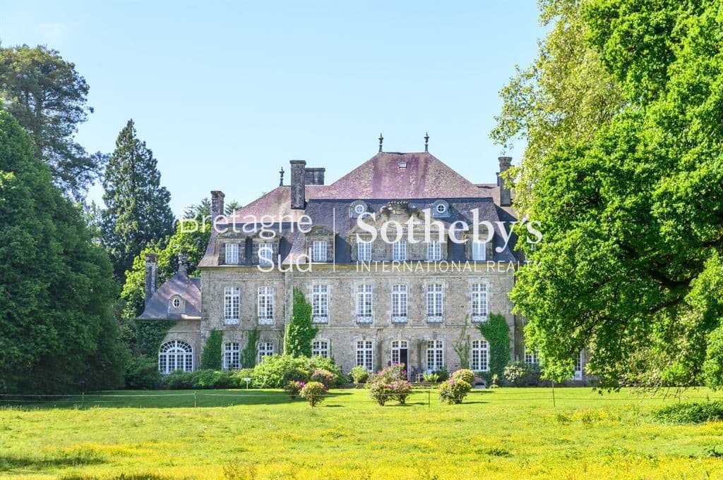 Elegant Louis XVI Château with Extensive Grounds and Wellness Facilities — Château for sale in Morbihan, France