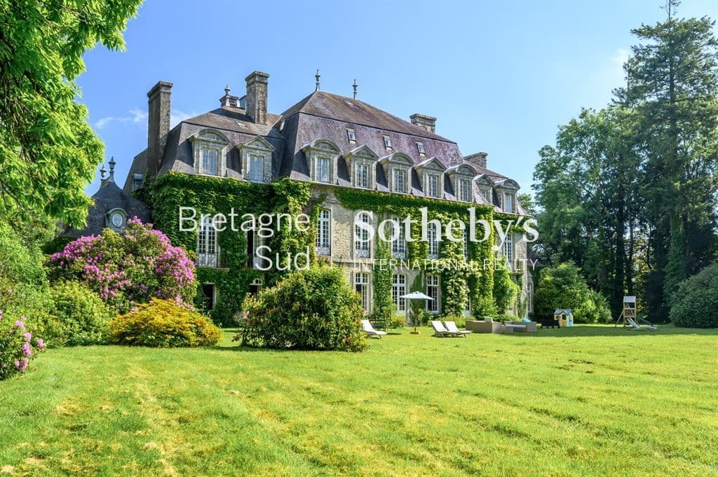 Elegant Louis XVI Château with Extensive Grounds and Wellness Facilities 3