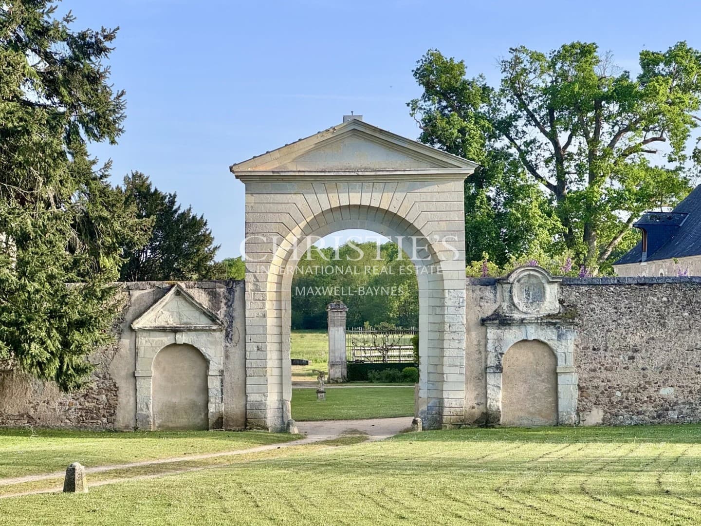 Historic Château with Equestrian Facilities in a Scenic Valley 4