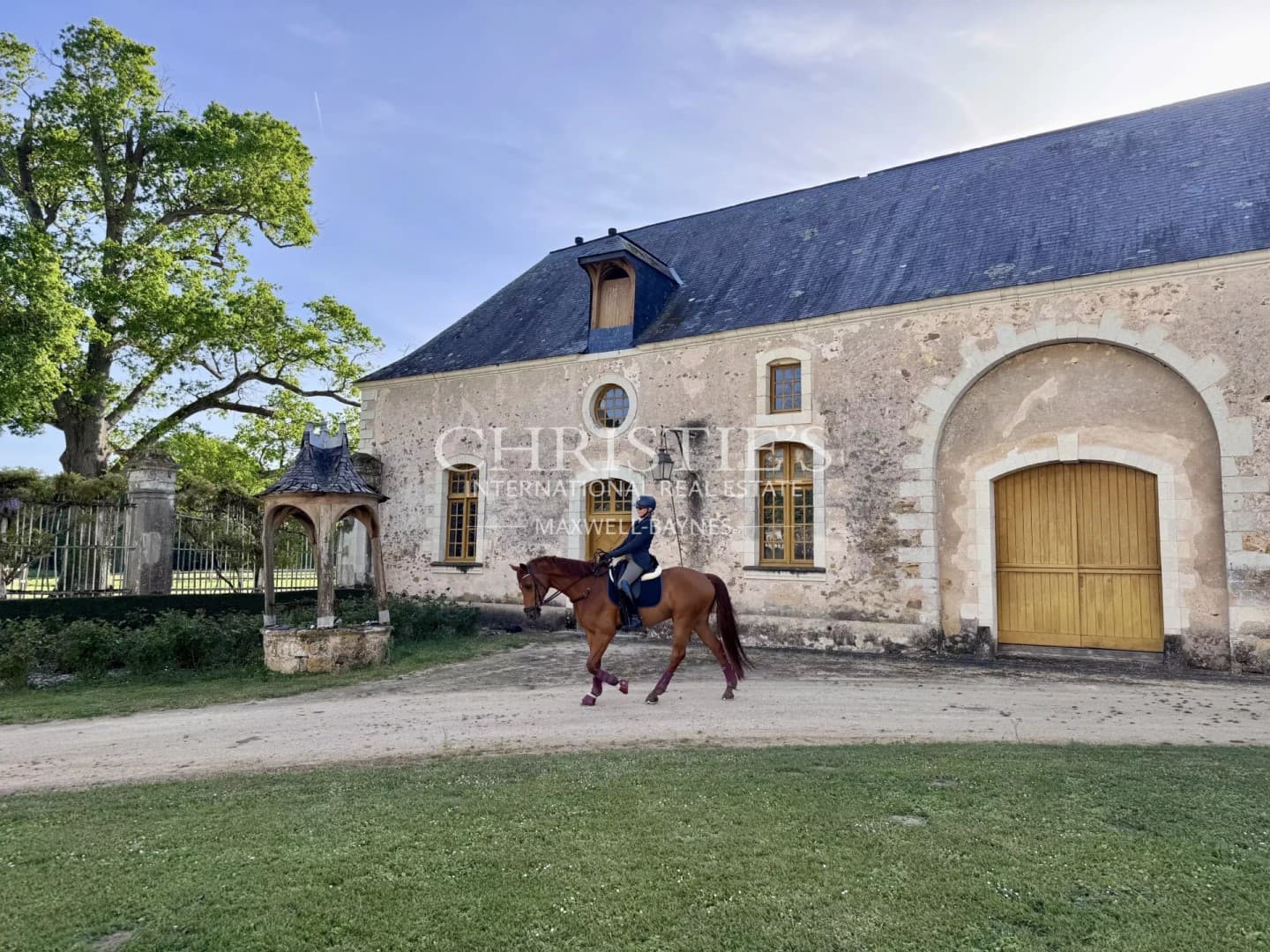 Historic Château with Equestrian Facilities in a Scenic Valley 5