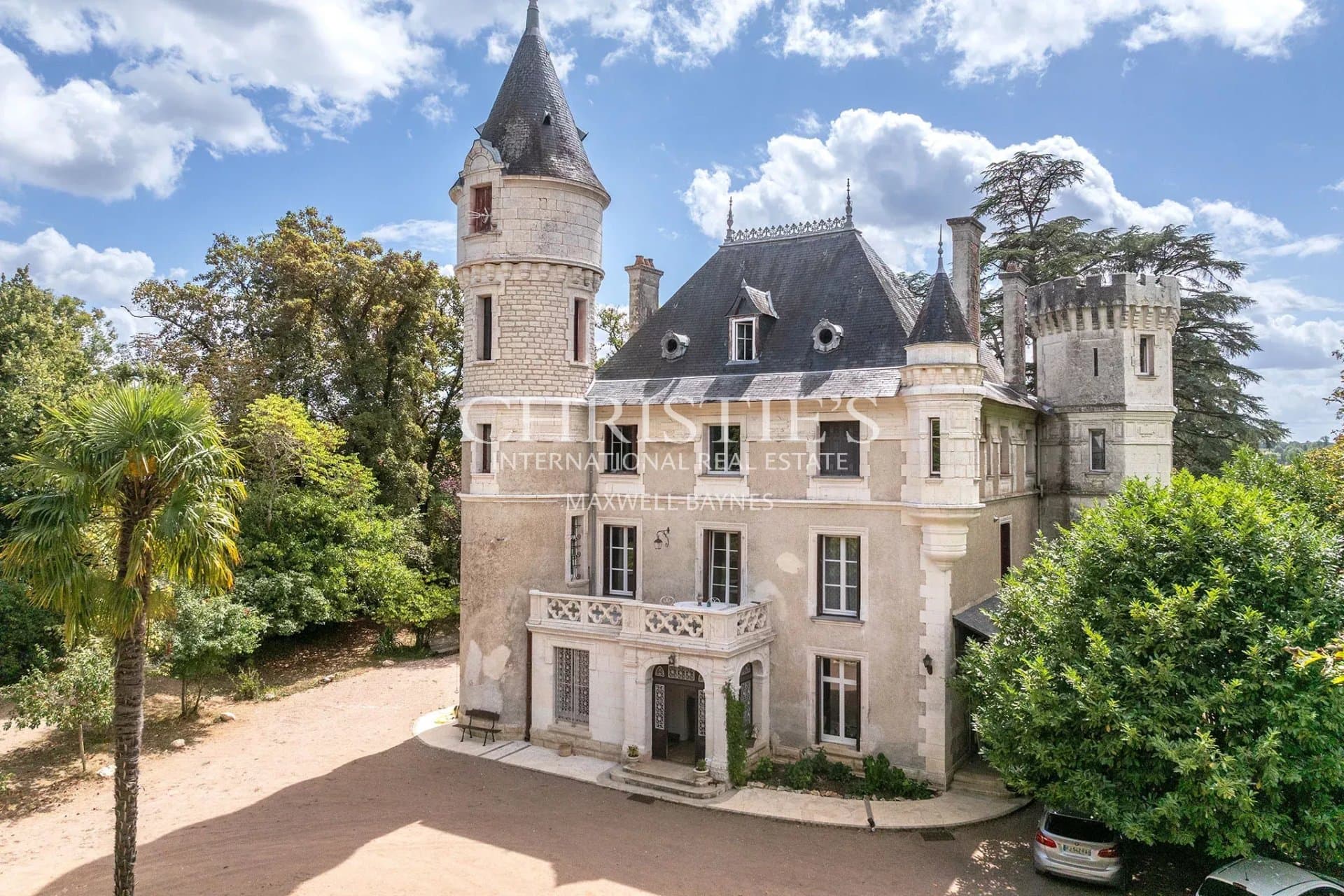 Historic Château with 9 Bedrooms and Equestrian Potential — Château for sale in Nouvelle-Aquitaine, France