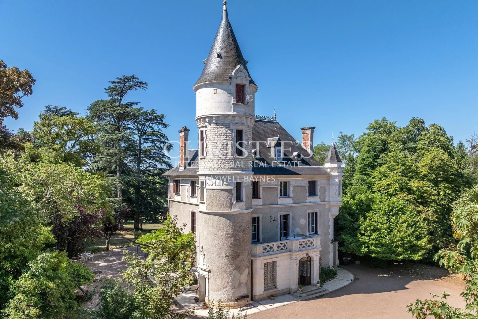Historic Château with 9 Bedrooms and Equestrian Potential 2