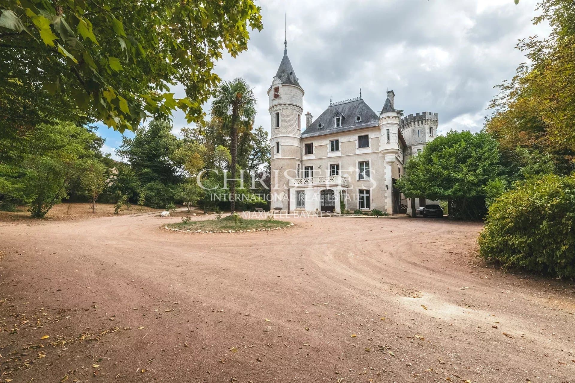 Historic Château with 9 Bedrooms and Equestrian Potential 3