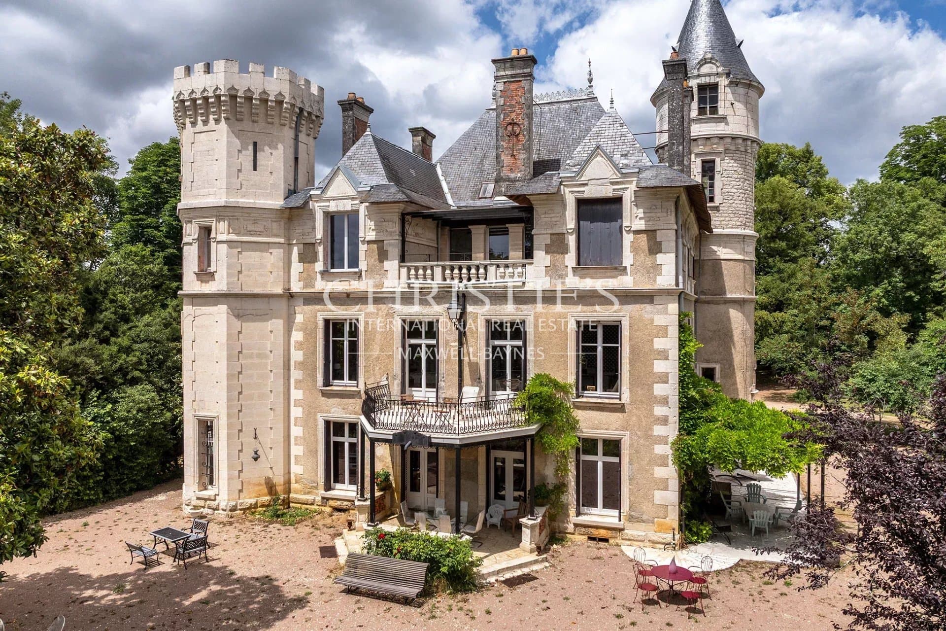 Historic Château with 9 Bedrooms and Equestrian Potential 4