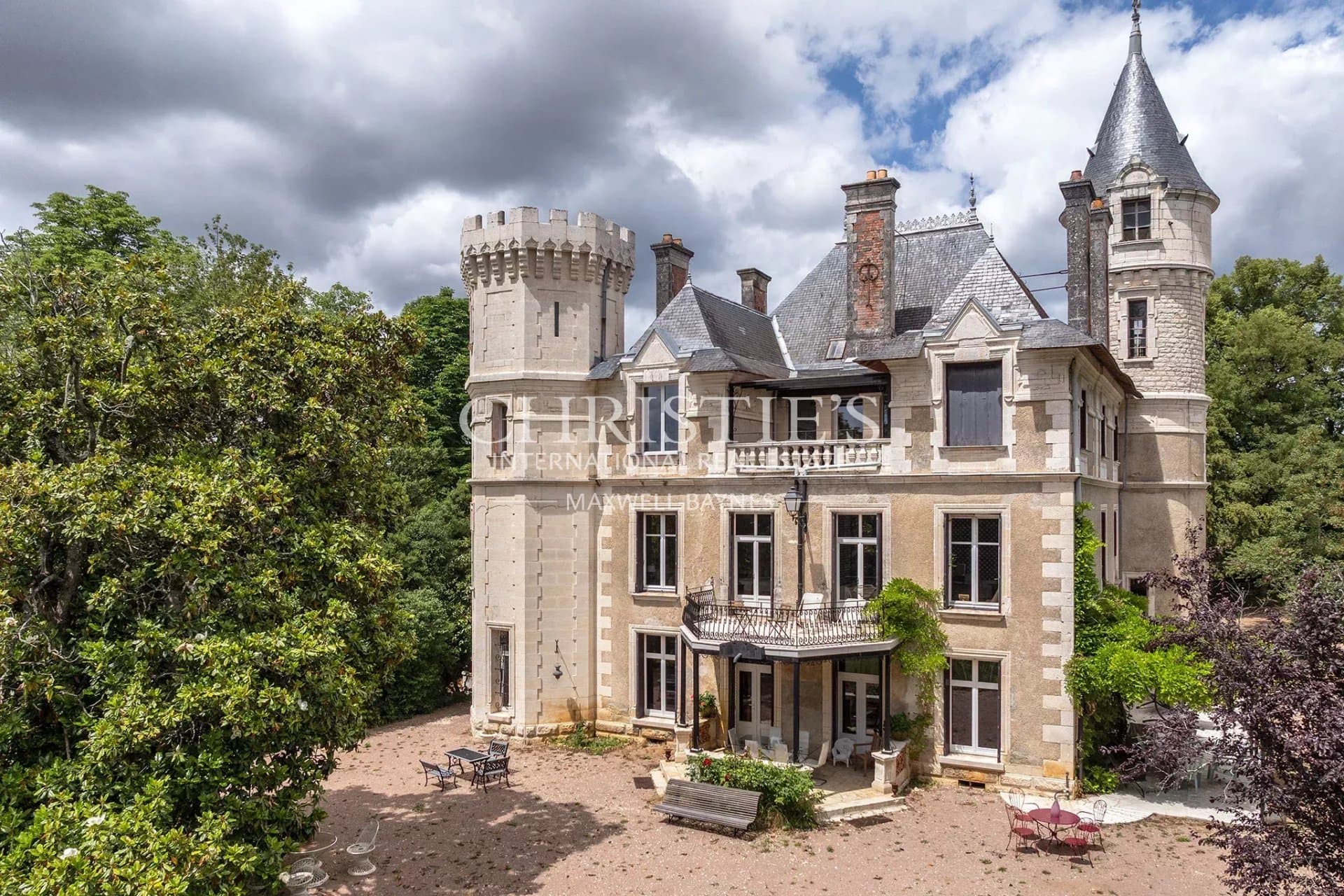Historic Château with 9 Bedrooms and Equestrian Potential 5