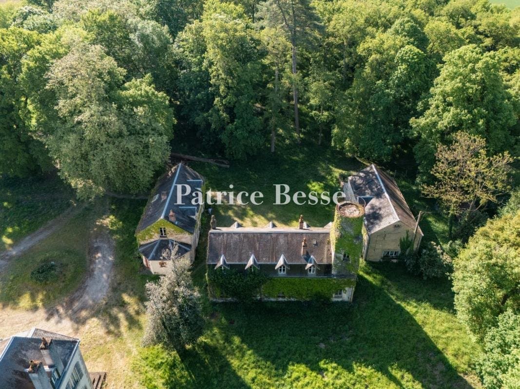 Family Château With Outbuildings And 14 Hectares Of Grounds 4
