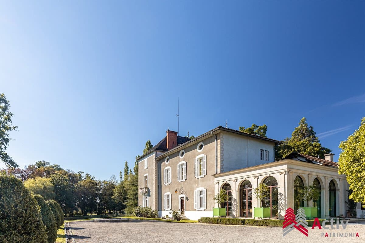 Exceptional Château with 8 Bedrooms and 4.1 Hectares of Park — Château for sale in Viriat, France