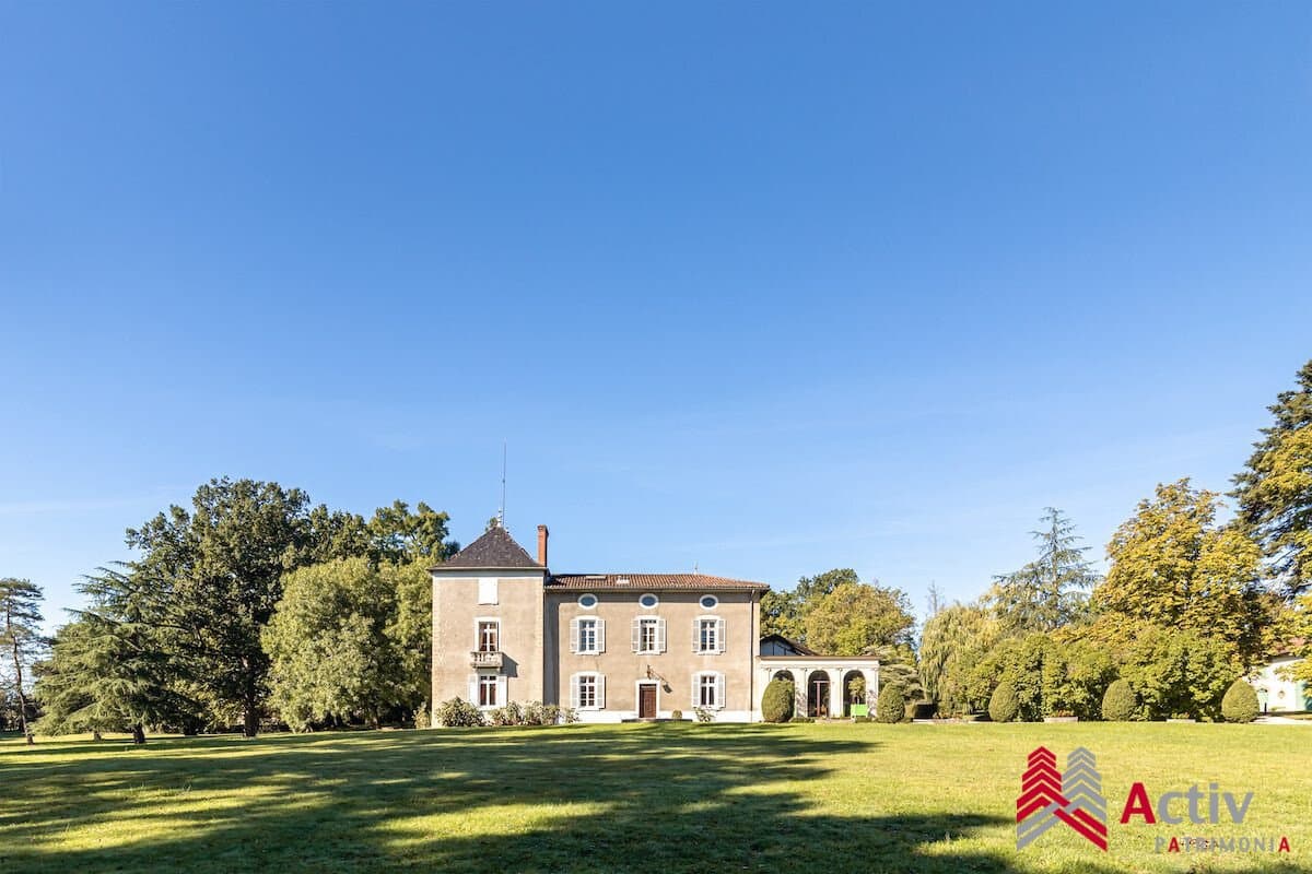 Exceptional Château with 8 Bedrooms and 4.1 Hectares of Park 2