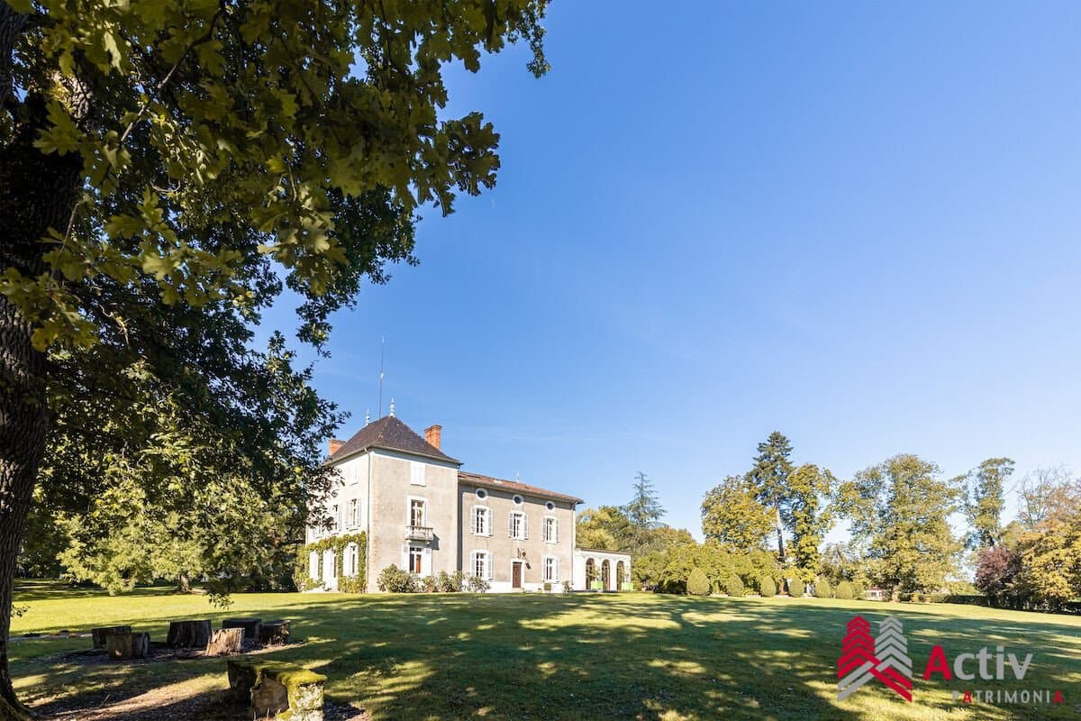 Exceptional Château with 8 Bedrooms and 4.1 Hectares of Park 3