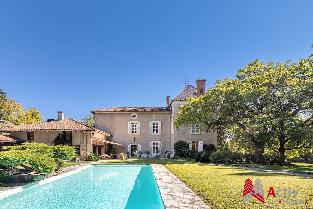 Exceptional Château with 8 Bedrooms and 4.1 Hectares of Park 4