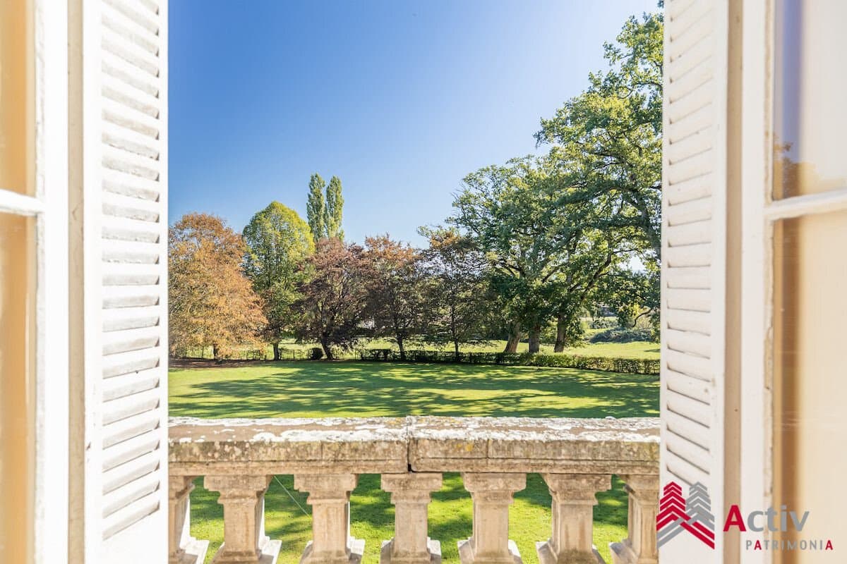 Exceptional Château with 8 Bedrooms and 4.1 Hectares of Park 5