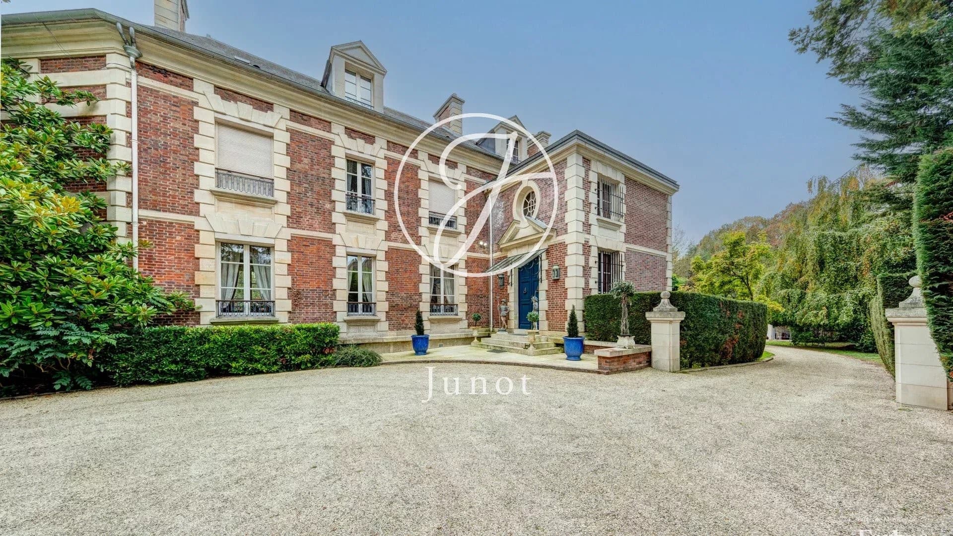 Historic Château with Tennis Court and Stables in Chantilly 2