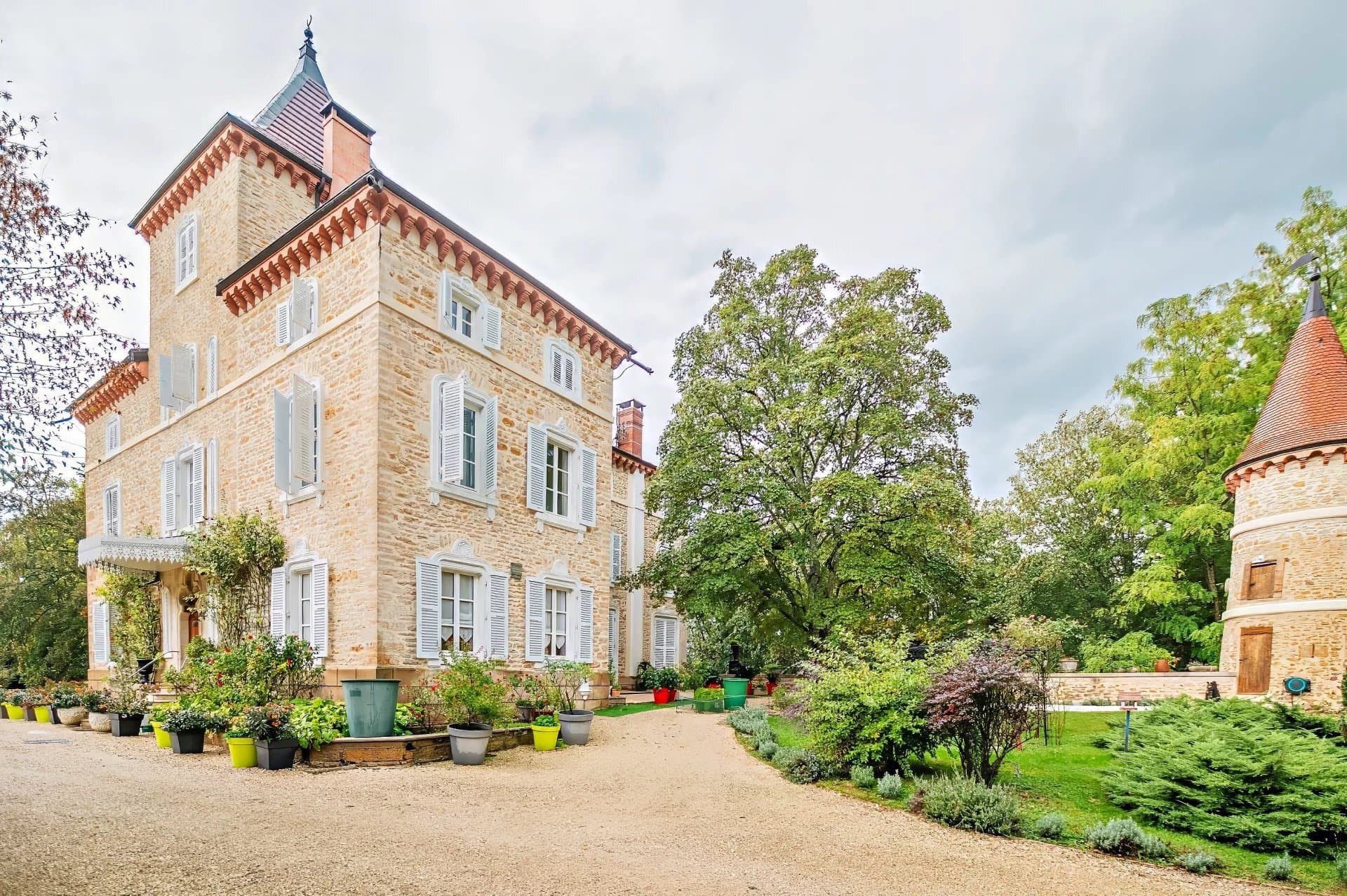 Exceptional Castle With Renovated Outbuildings And Amenities — in Anse, France