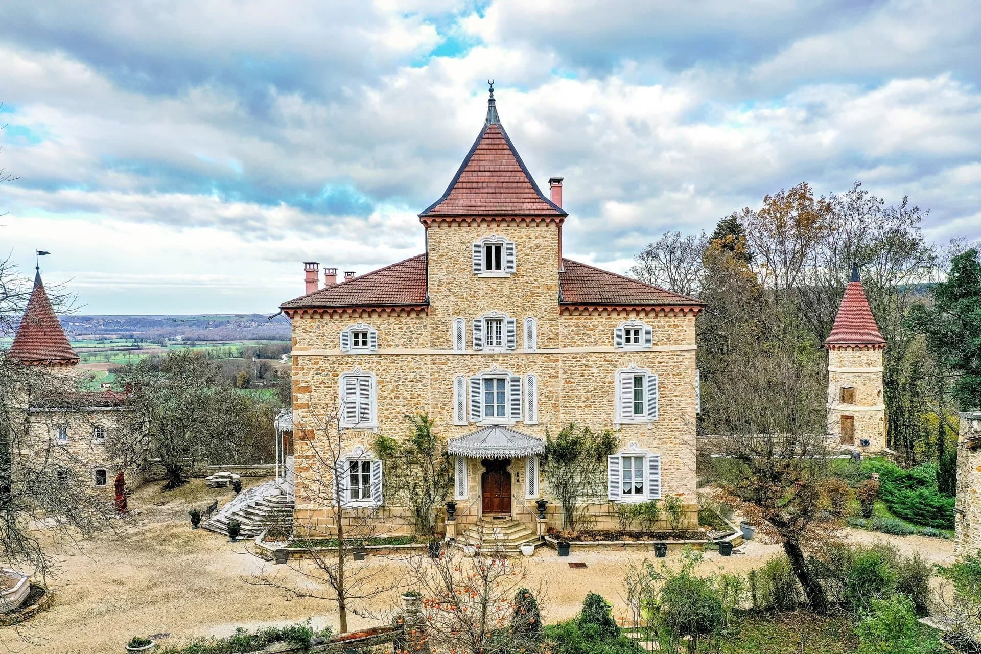 Exceptional Castle With Renovated Outbuildings And Amenities 2