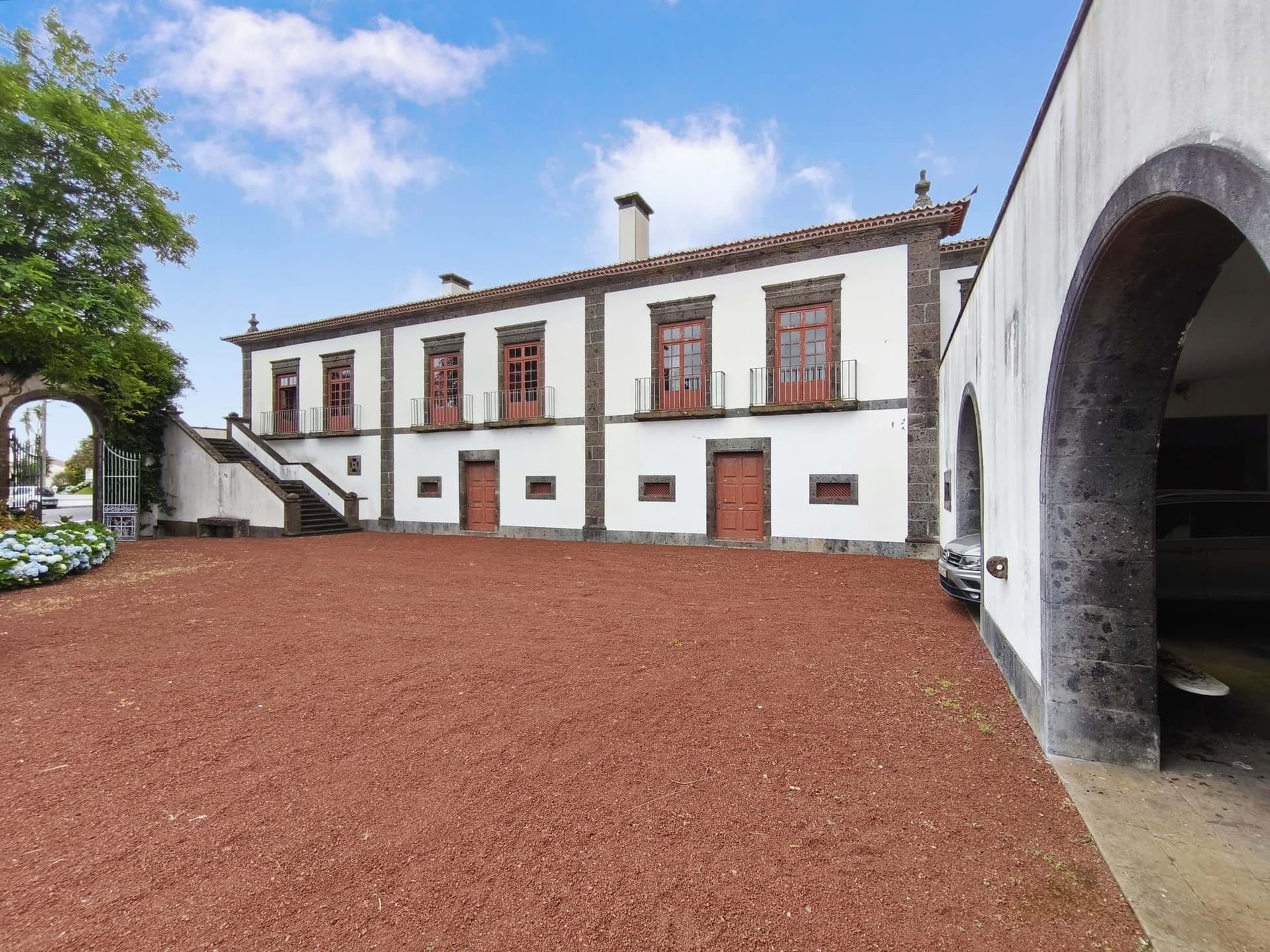 Historic Manor House With 8 Bedrooms And Panoramic Views In São Miguel