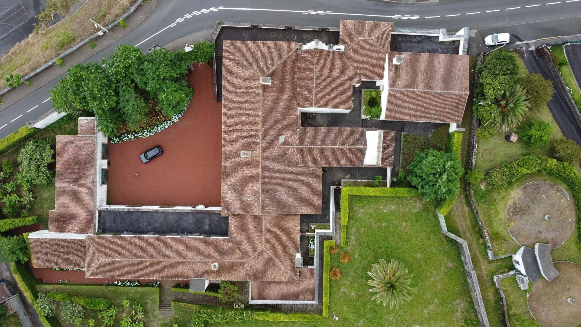 Historic Manor House With 8 Bedrooms And Panoramic Views In São Miguel 5