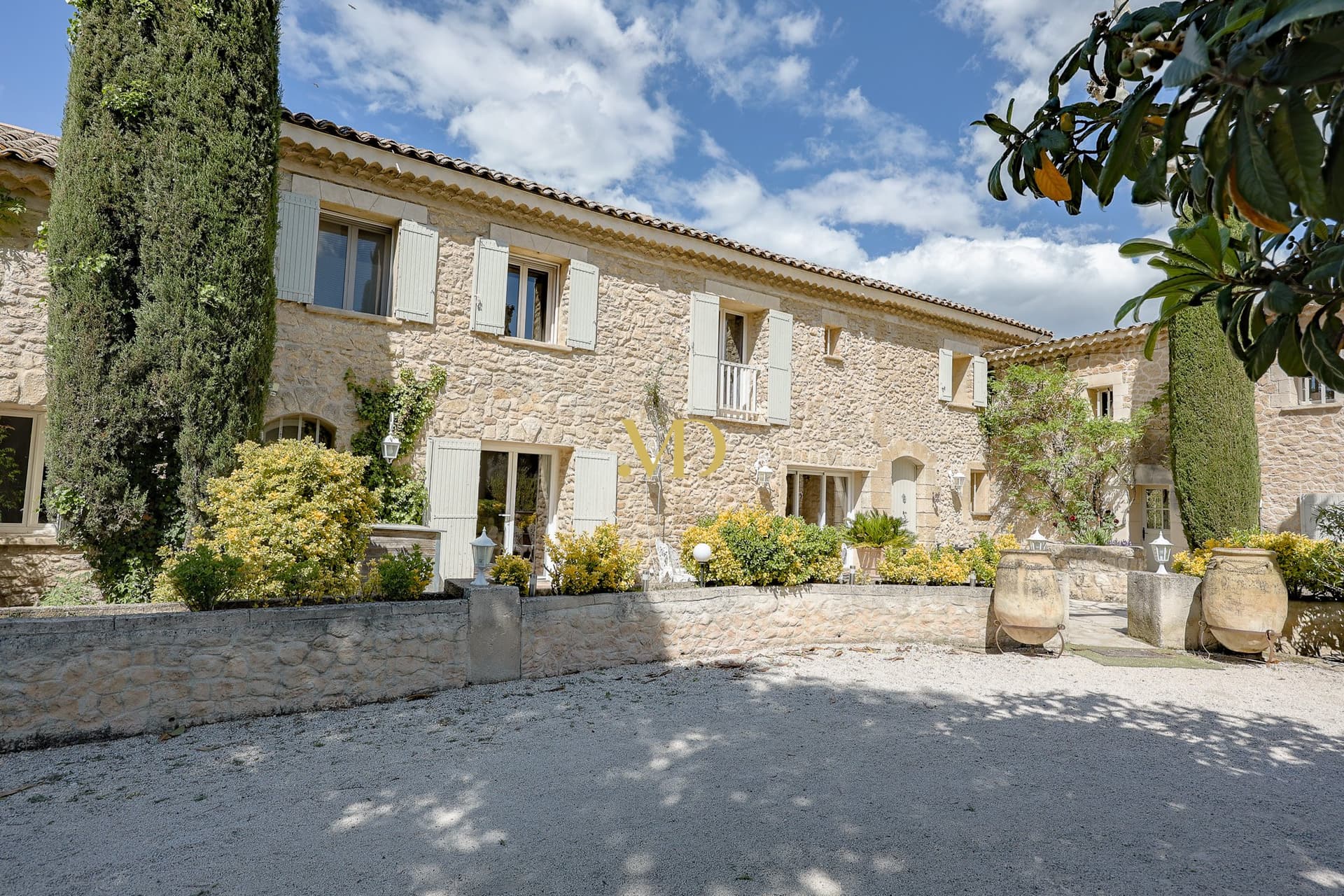 Charming Provençal Farmhouse With Pool And Gîtes