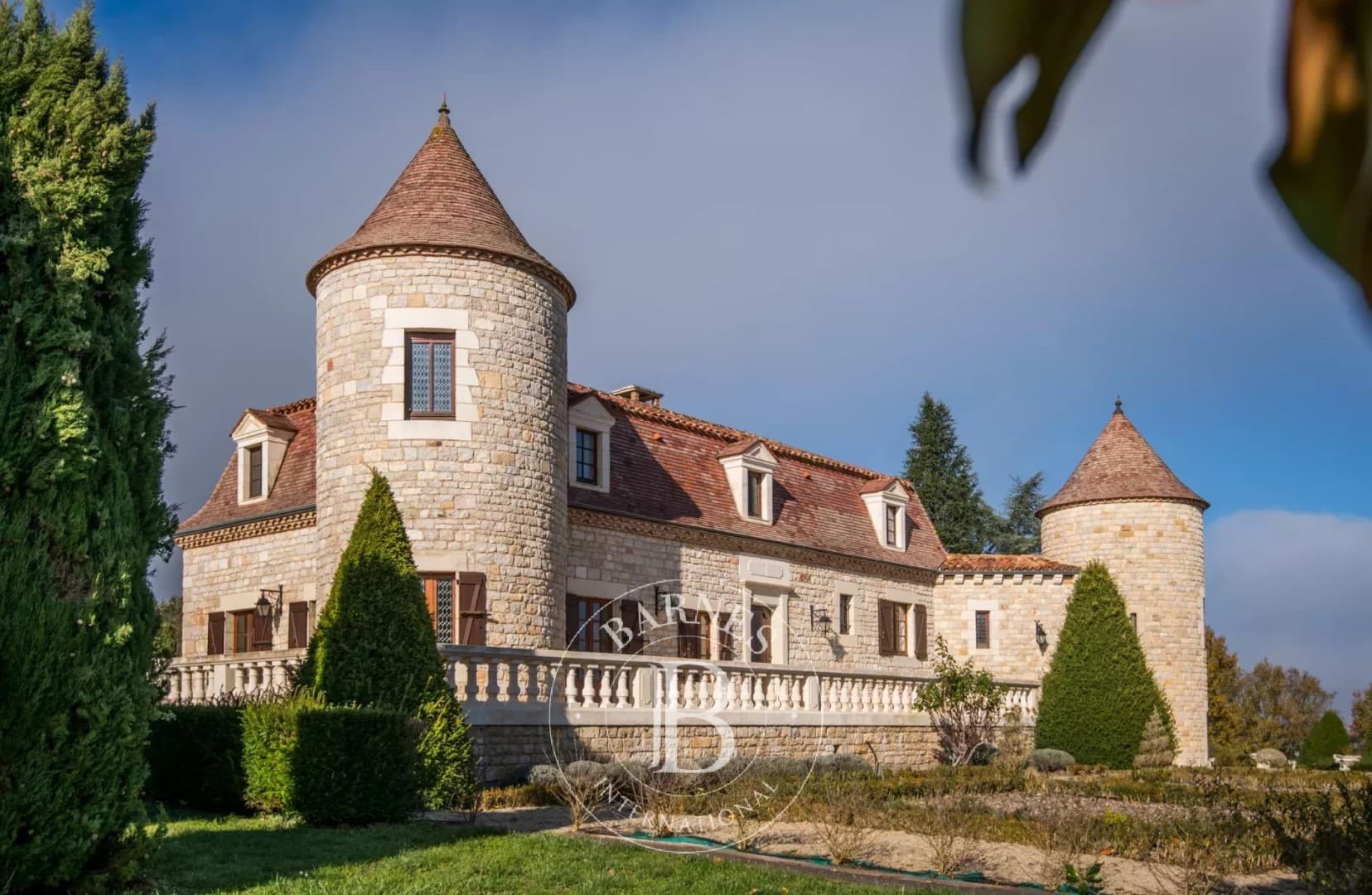 Elegant Château Surrounded By Vineyards With Guesthouse And Pool