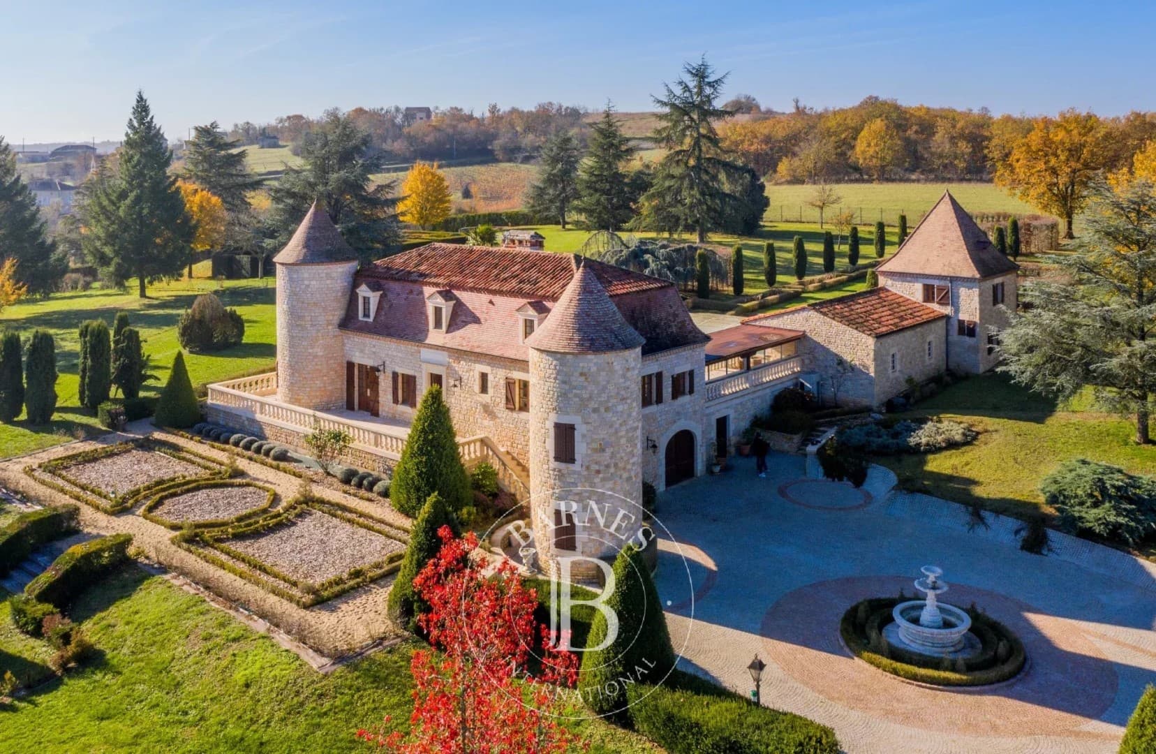 Elegant Château Surrounded By Vineyards With Guesthouse And Pool 5