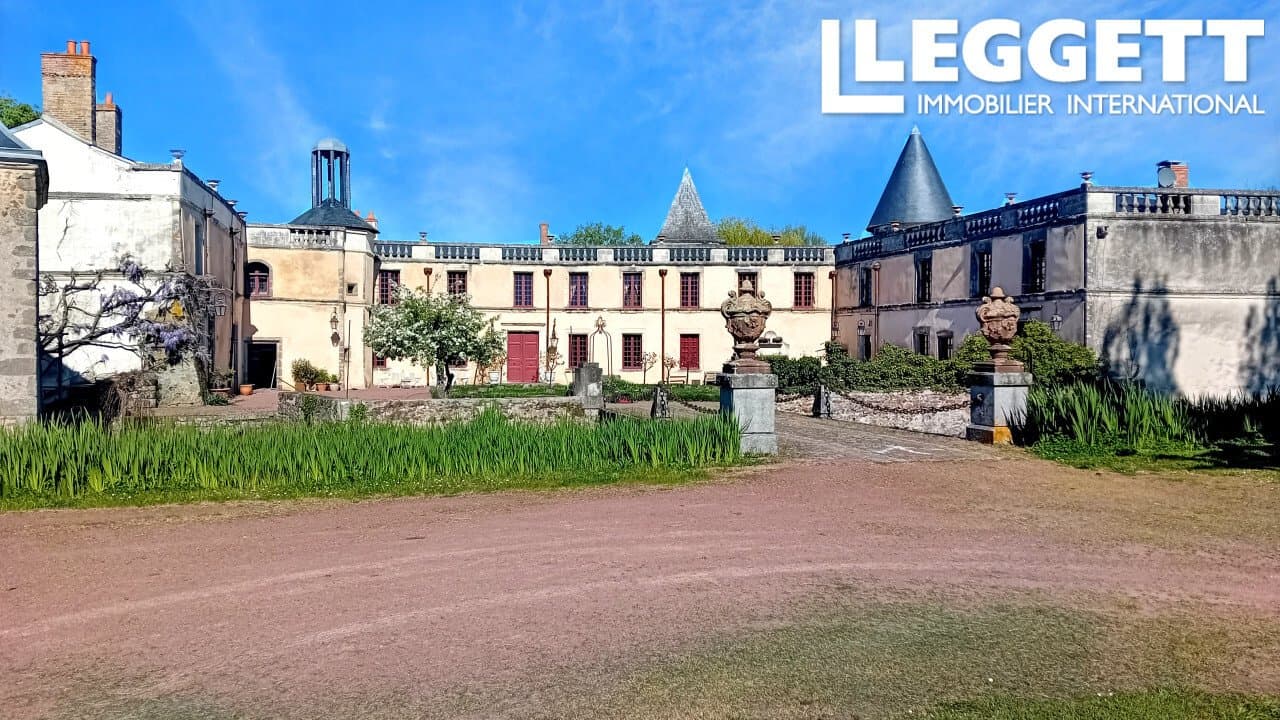 Historic Castle With Airstrips, Pool, And 15th Century Chapel — in France