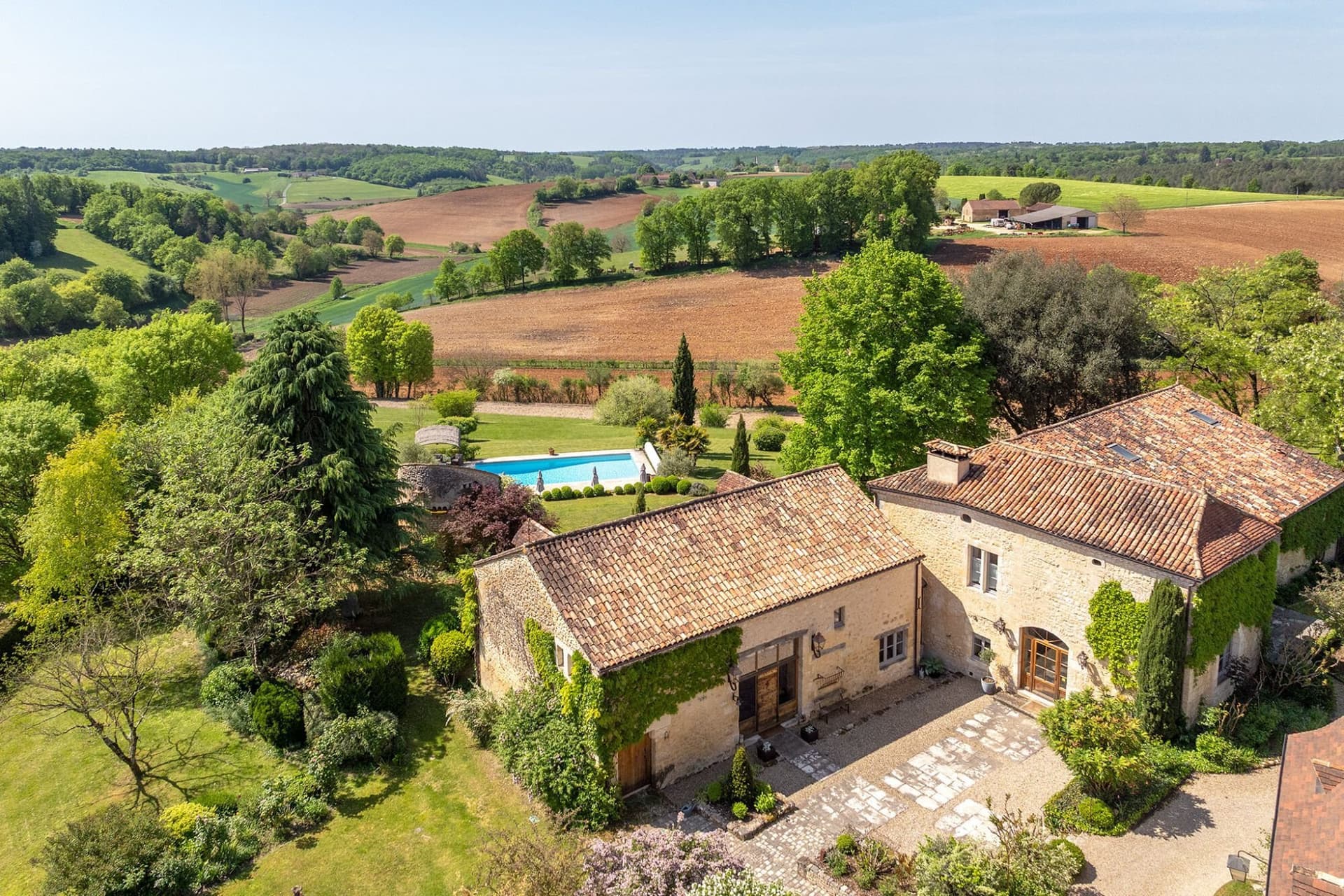 Timeless 17th Century Château With Suites And Heated Saltwater Pool 3