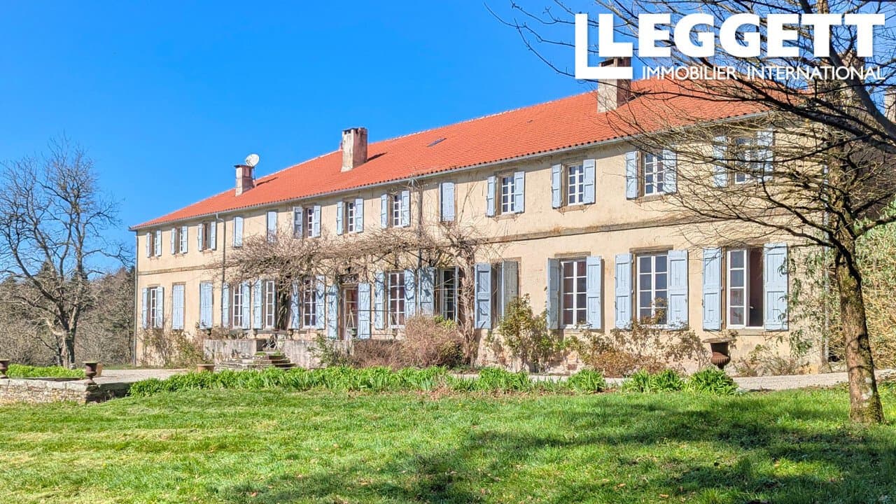 19th Century Country Estate With 11 Bedrooms And Equestrian Potential — in France