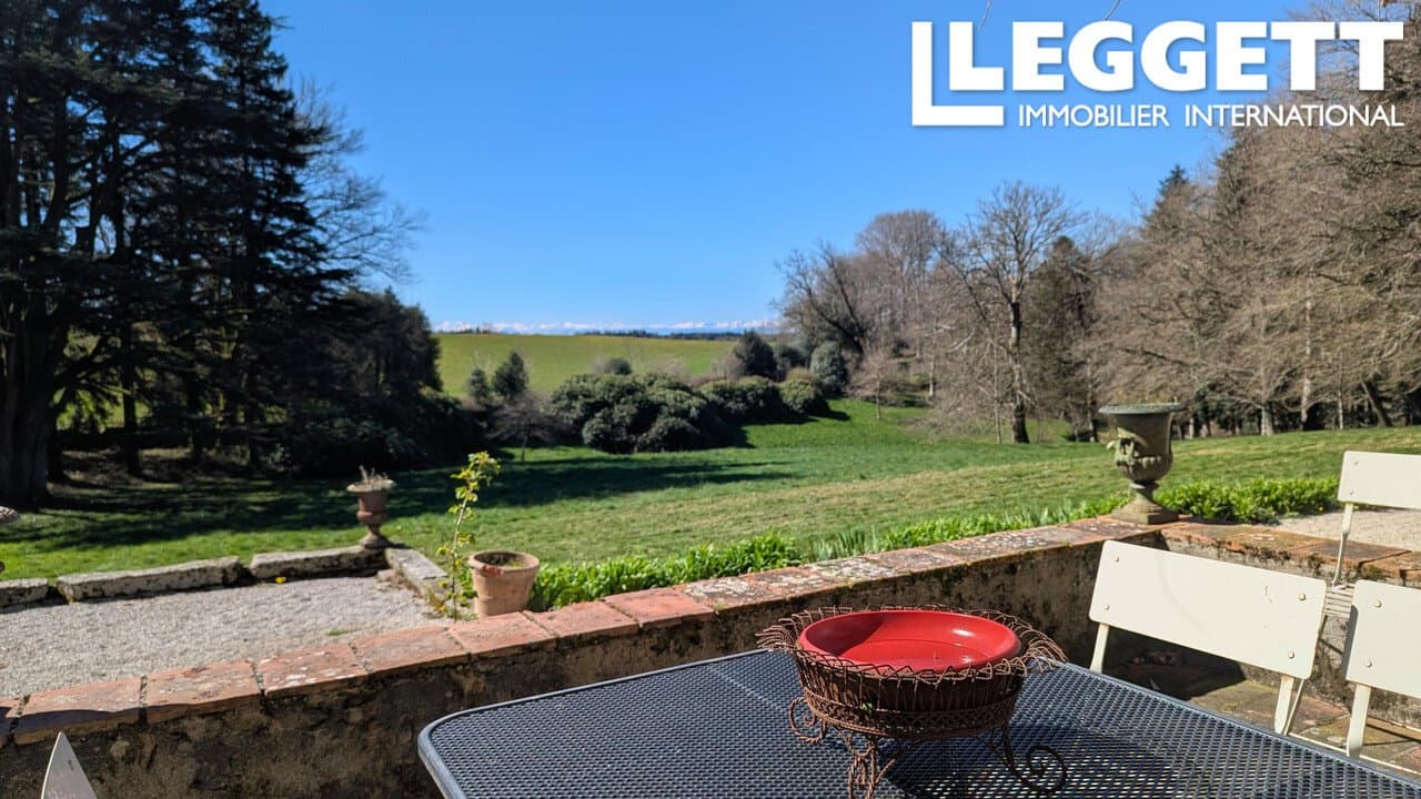 19th Century Country Estate With 11 Bedrooms And Equestrian Potential 4