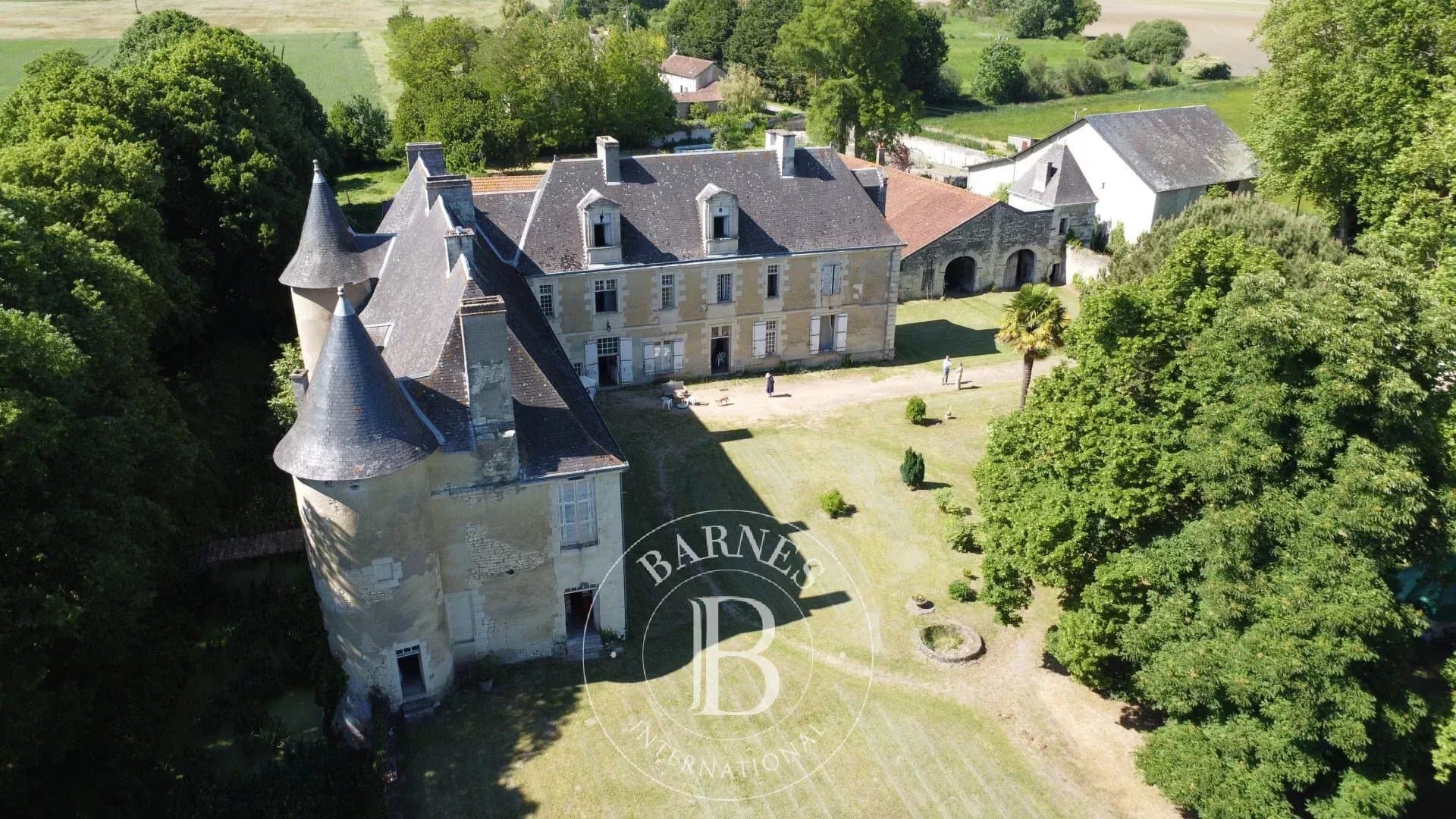 Historic 15th Century Château With 600 Sqm Living Space And 4.3 Hectares 4