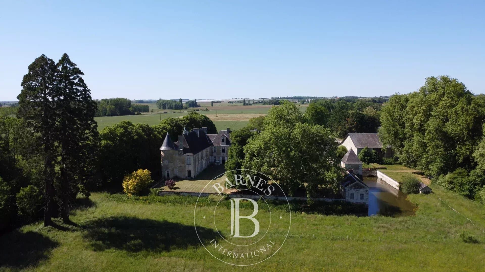 Historic 15th Century Château With 600 Sqm Living Space And 4.3 Hectares 5