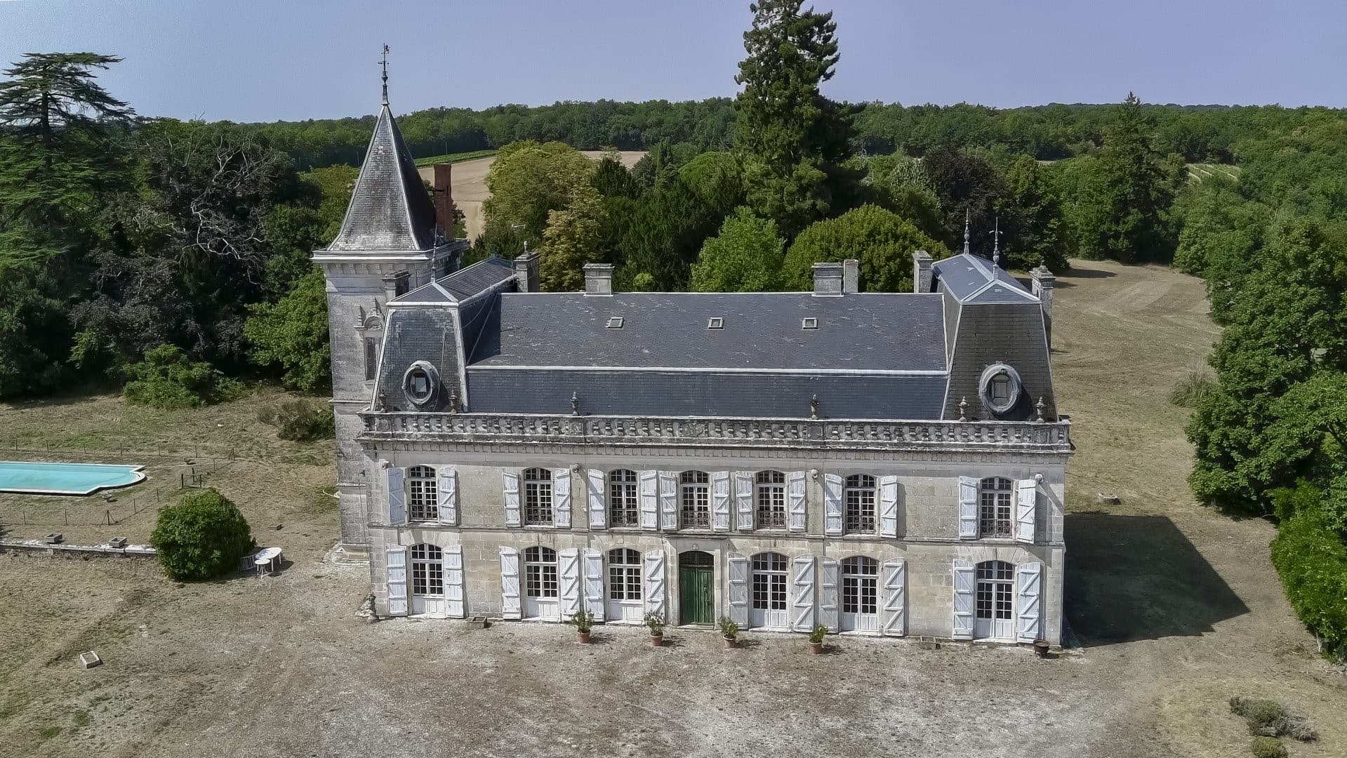 Elegant 18th Century Château With Panoramic Views And Expansive Grounds 2