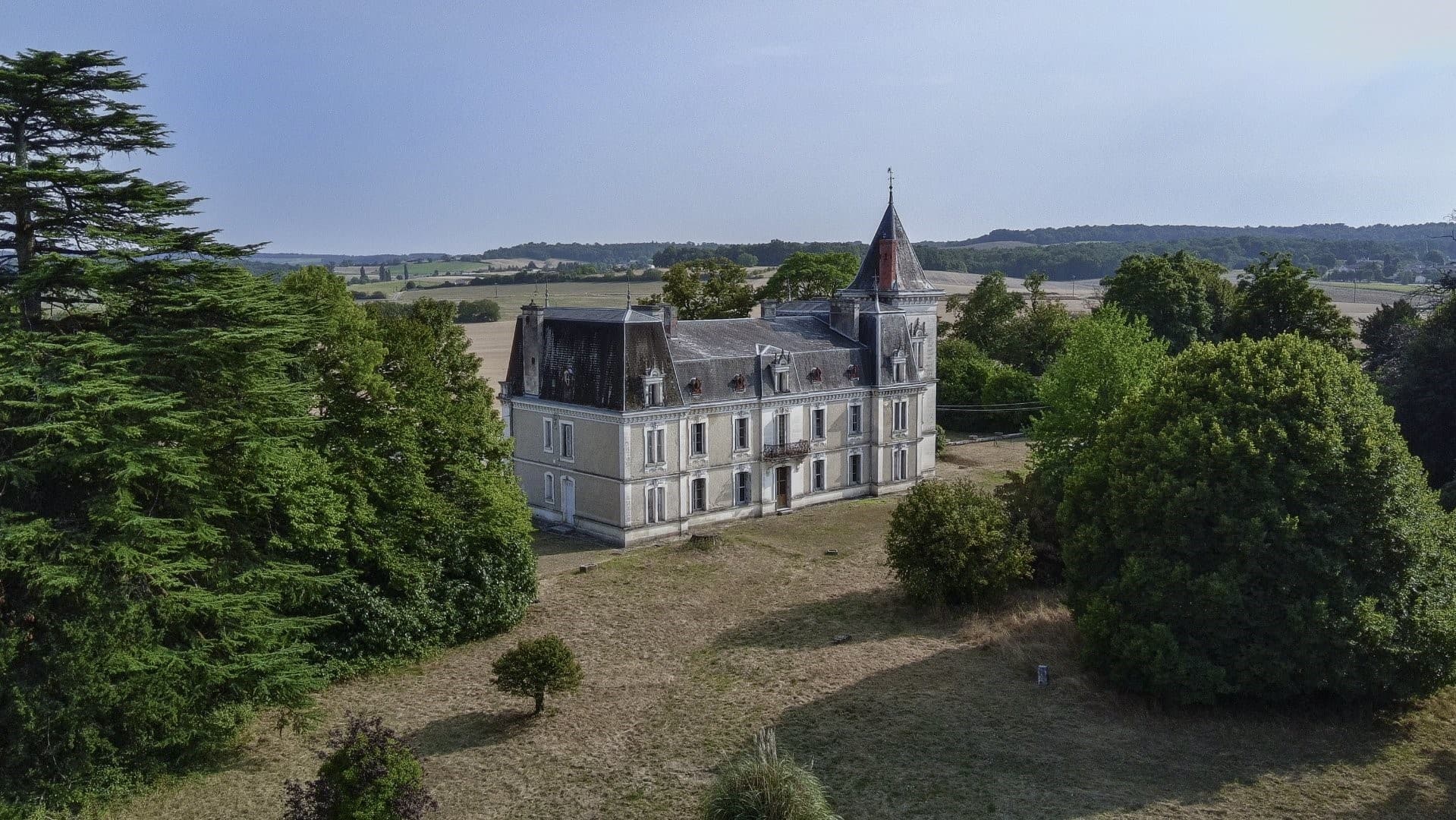 Elegant 18th Century Château With Panoramic Views And Expansive Grounds 4