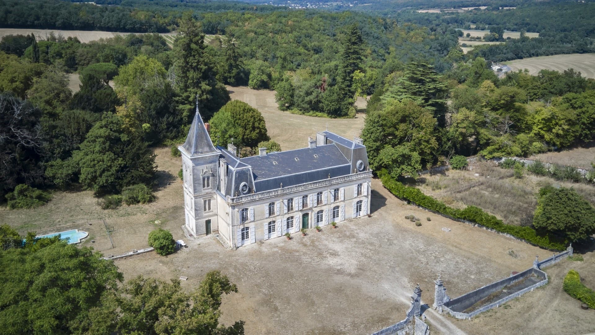 Elegant 18th Century Château With Panoramic Views And Expansive Grounds 5