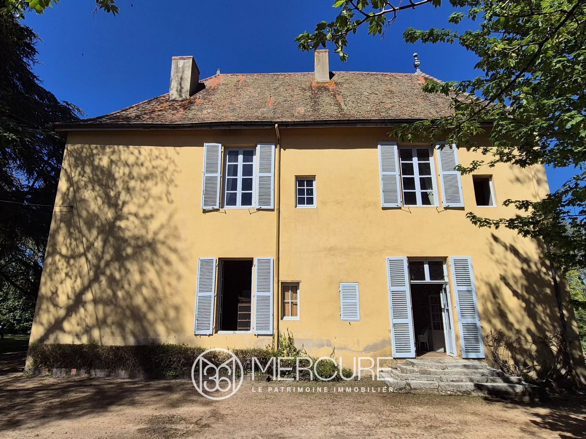 Elegant 17th Century Château With 48 Hectares And Seventeen Bedrooms 3