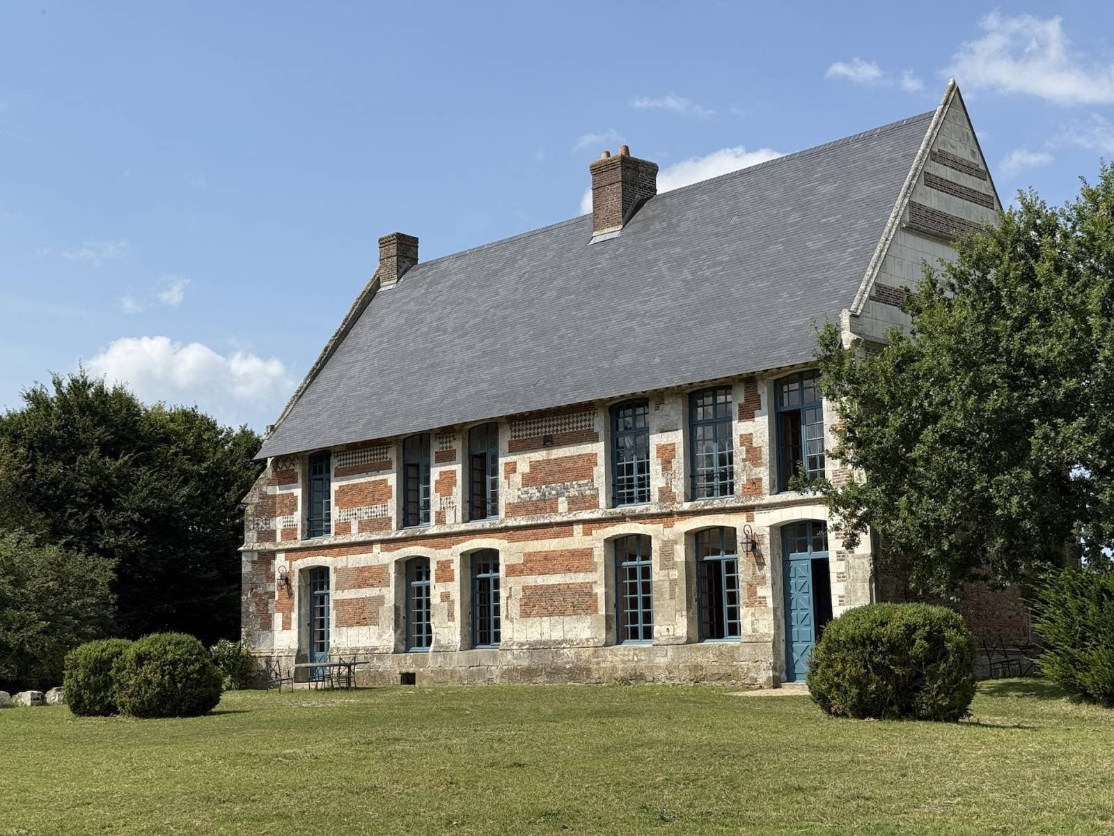 Charming 16th Century Manor With 5 Bedrooms And Water Feature — in Dordogne, France