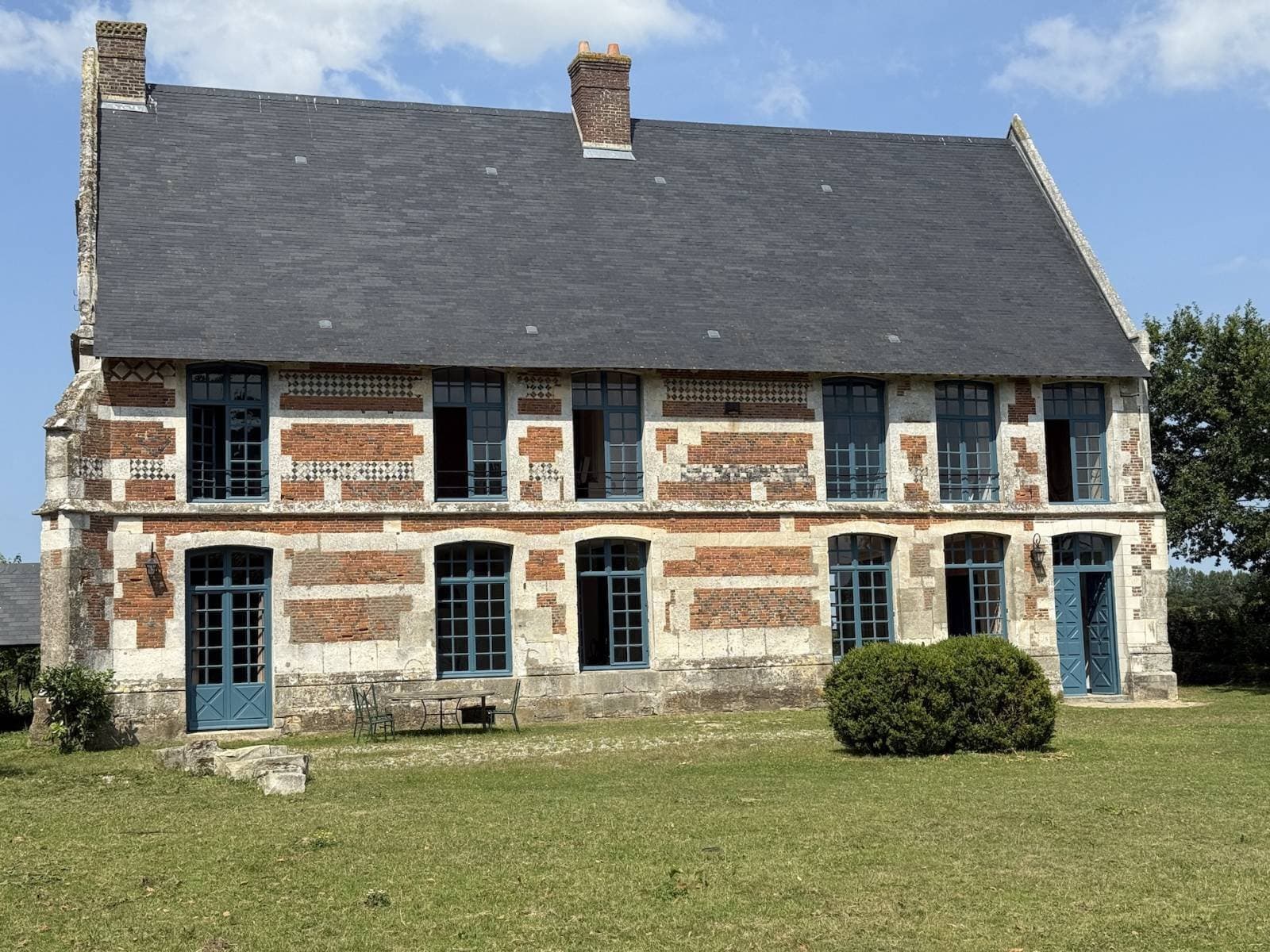Charming 16th Century Manor With 5 Bedrooms And Water Feature 2
