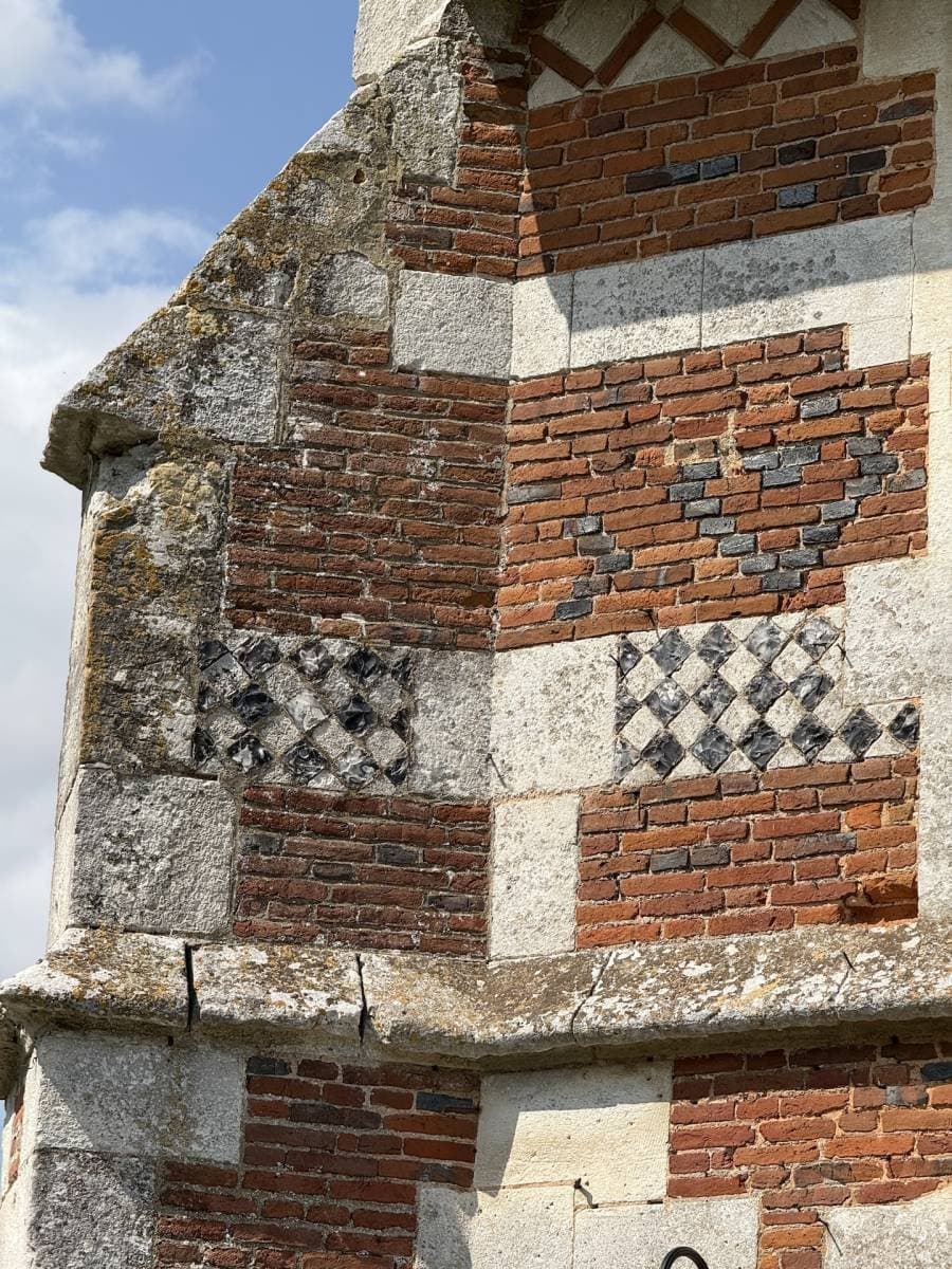 Charming 16th Century Manor With 5 Bedrooms And Water Feature 4