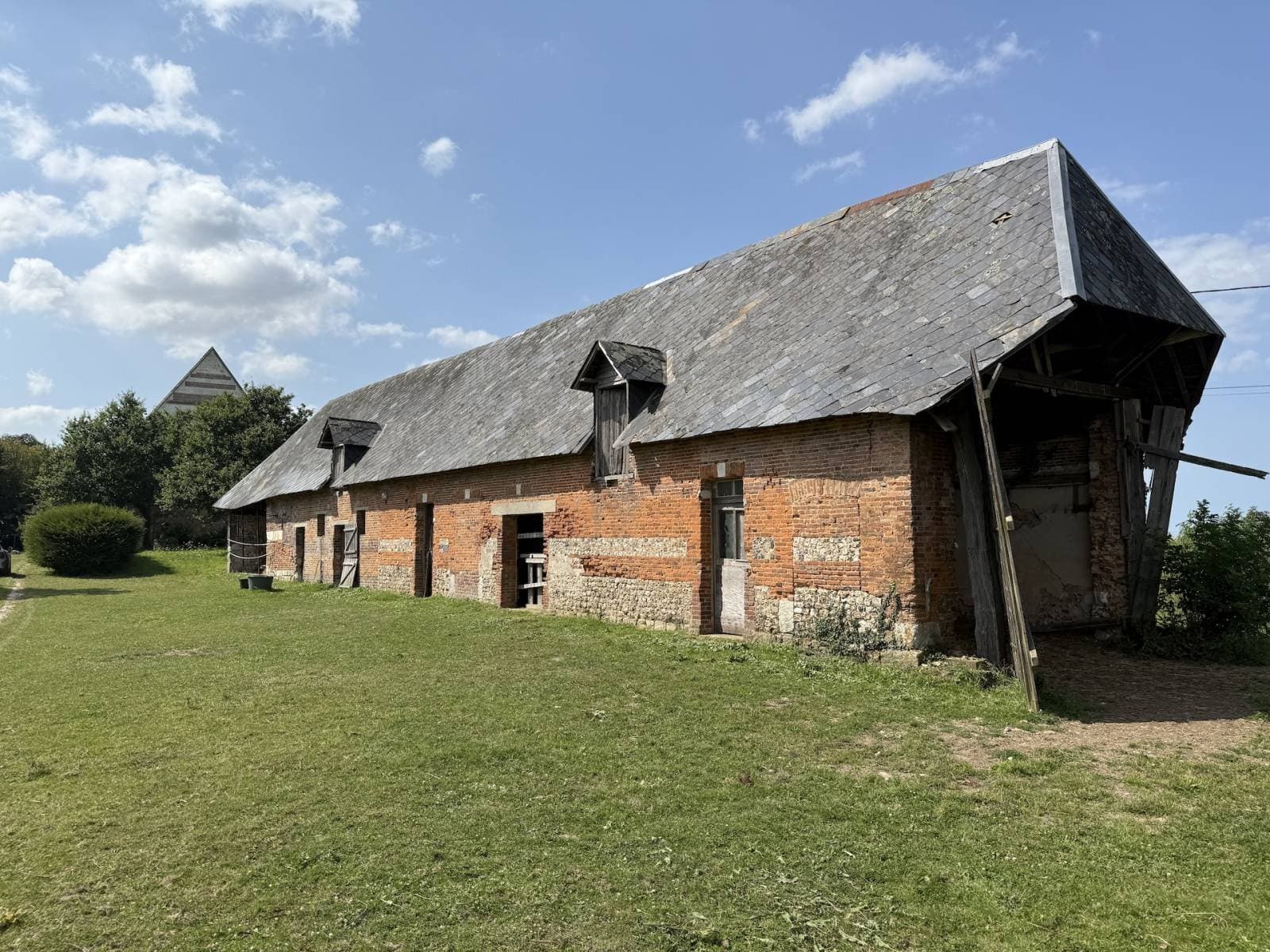 Charming 16th Century Manor With 5 Bedrooms And Water Feature 5