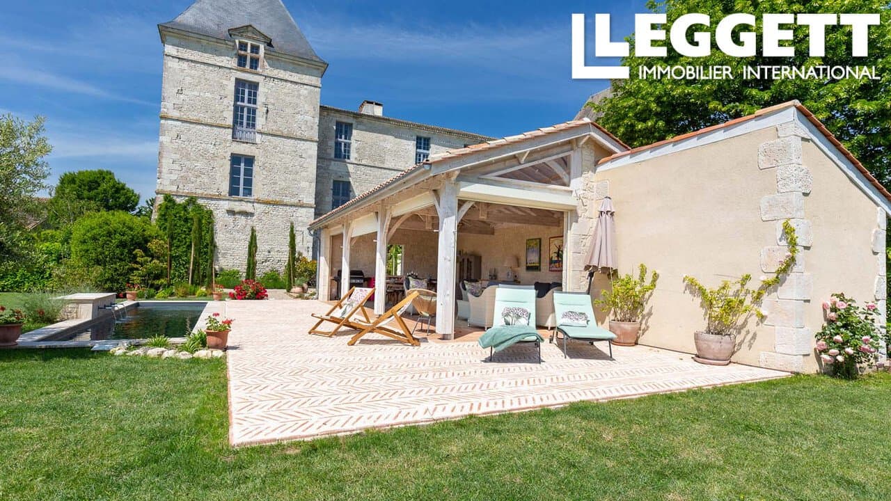 Elegant 16th Century Château Wing With Landscaped Gardens And Swimming Pool 2