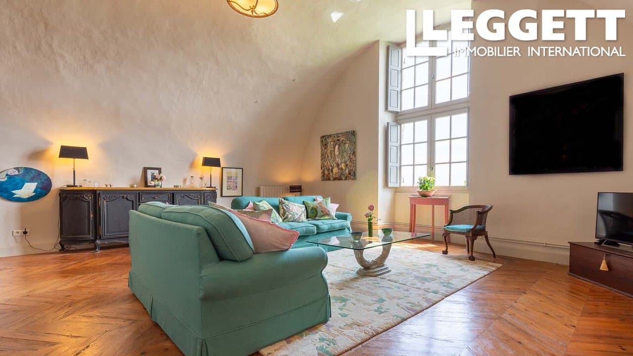 Elegant 16th Century Château Wing With Landscaped Gardens And Swimming Pool 4