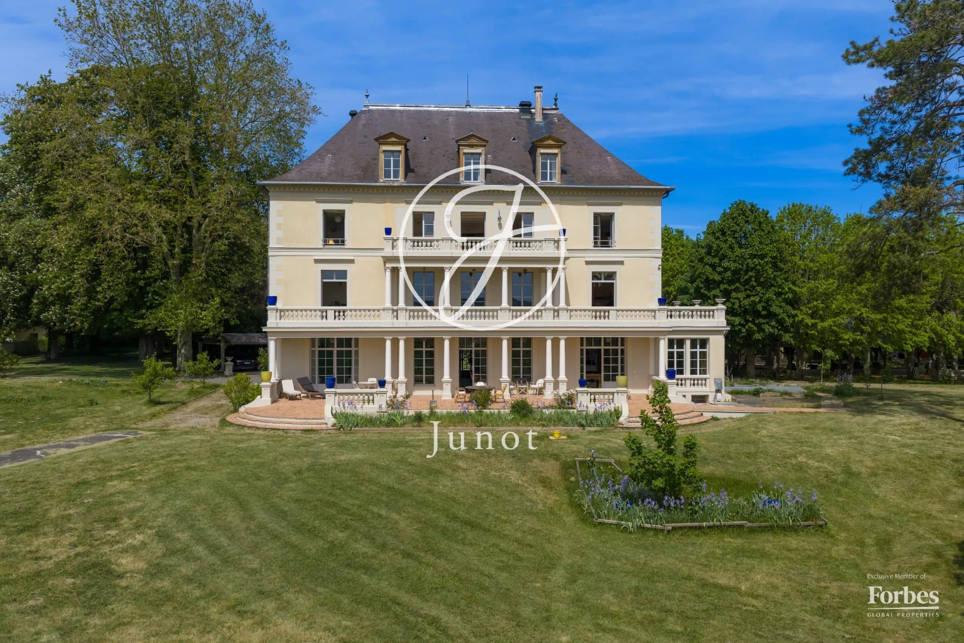 Imposing 19th Century Castle With Reception Hall And Unobstructed Views
