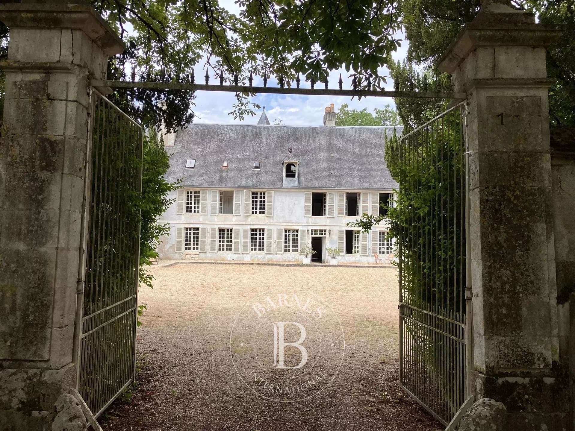 Exclusive Manor House With Garden And Outbuildings Near Bourges — Manor House for sale in France