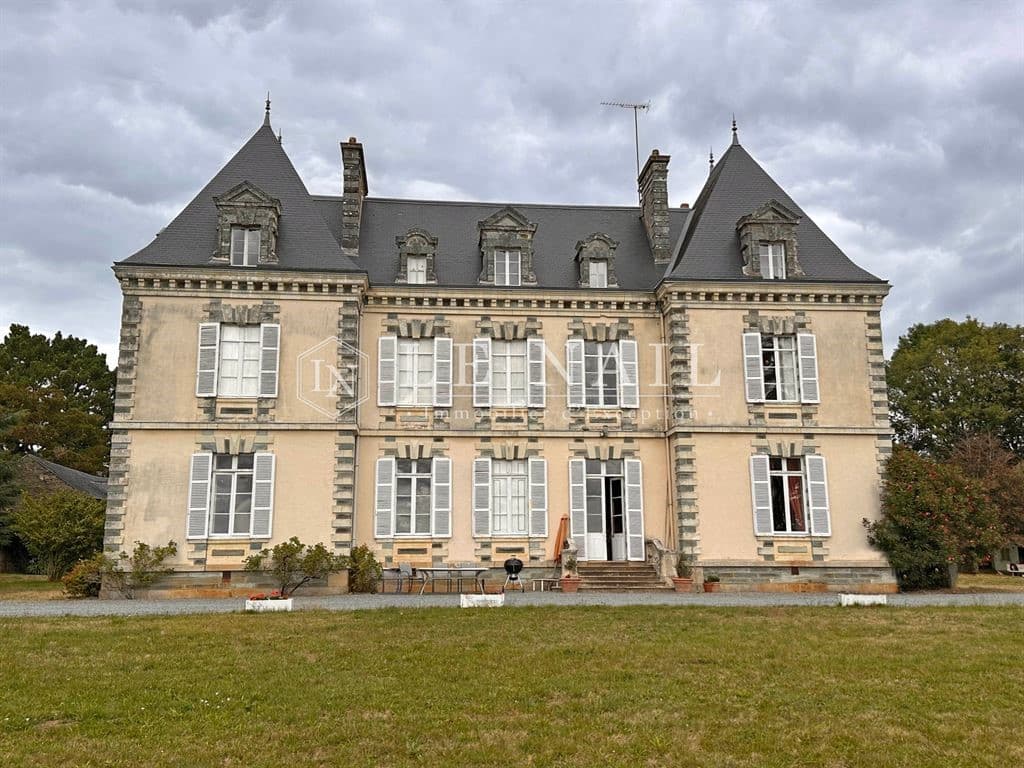 Historic Château with 12 Bedrooms and Expansive Park in Brittany 2