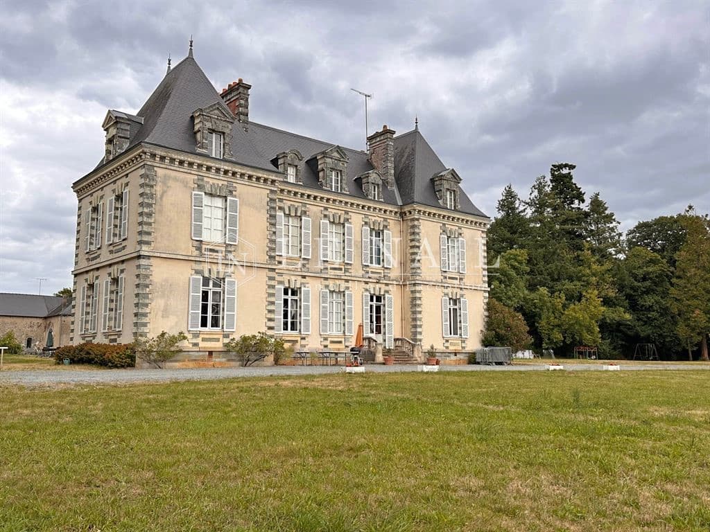 Historic Château with 12 Bedrooms and Expansive Park in Brittany 3