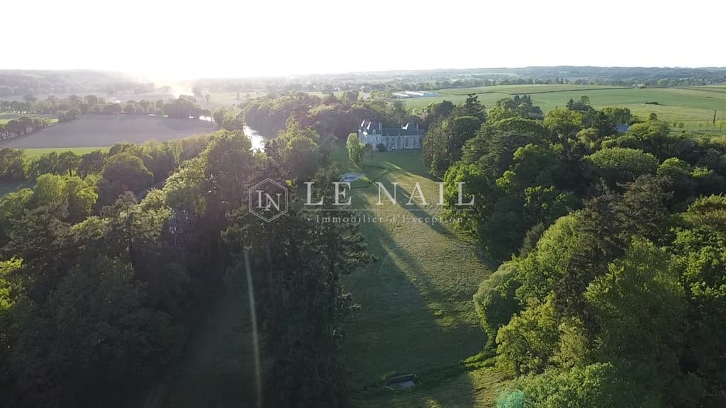 Historic Château with 12 Bedrooms and Expansive Park in Brittany 4