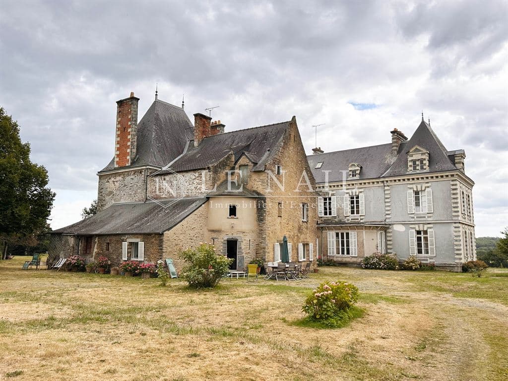 Historic Château with 12 Bedrooms and Expansive Park in Brittany 4